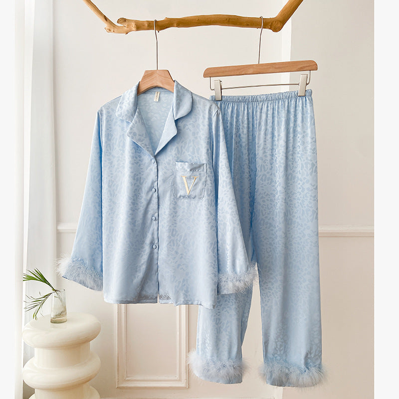 Pyjama à bordure en plumes