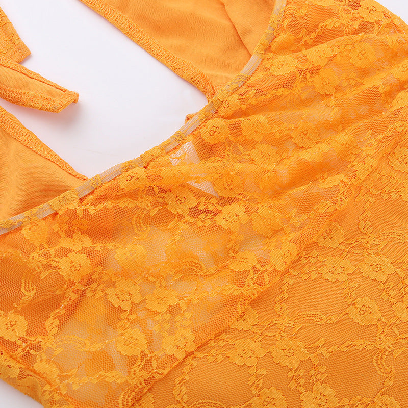 Robe fendue en dentelle