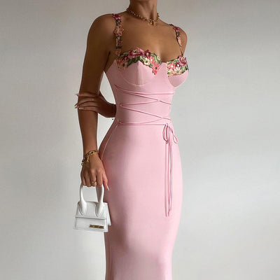 Robe moulante à bretelles fleuries
