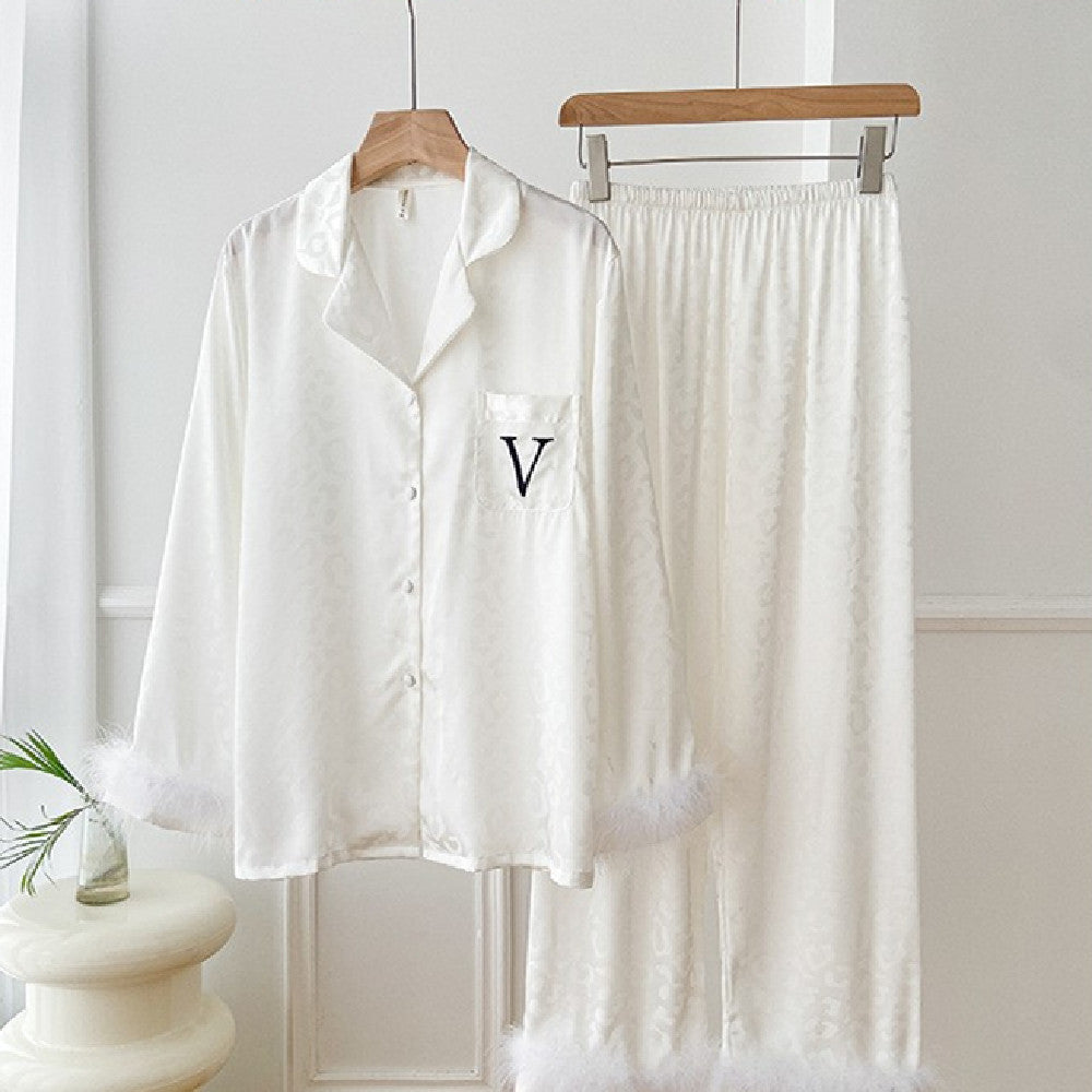 Pyjama à bordure en plumes