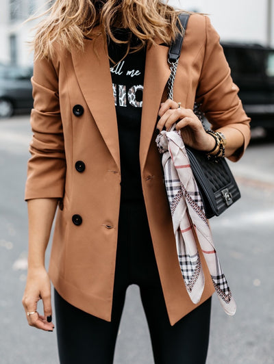 Blazer à boutons audacieux