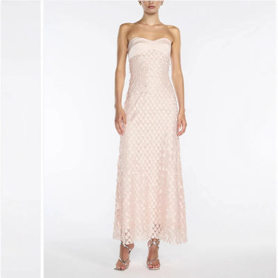 Robe en dentelle et paillettes