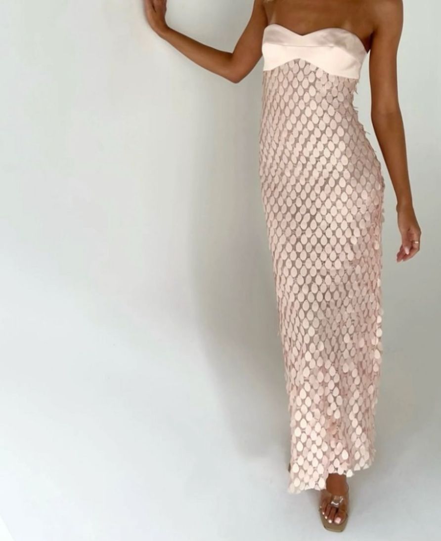 Robe en dentelle et paillettes