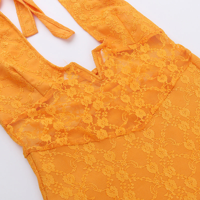 Robe fendue en dentelle