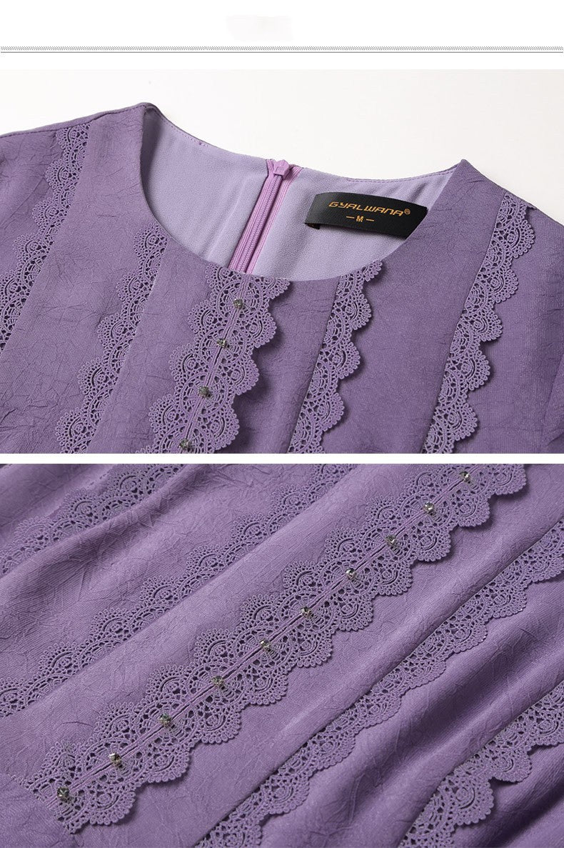 Robe en dentelle violette