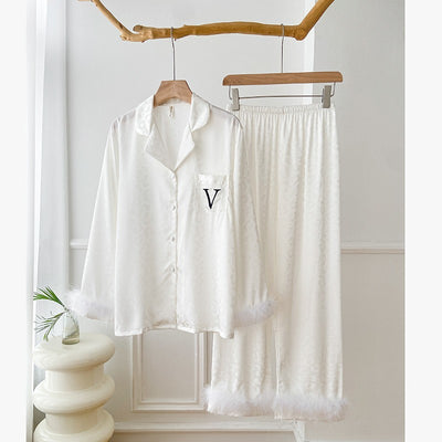 Pyjama à bordure en plumes