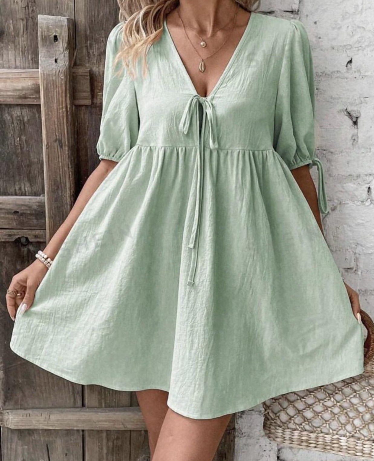 Robe nouée à col en V
