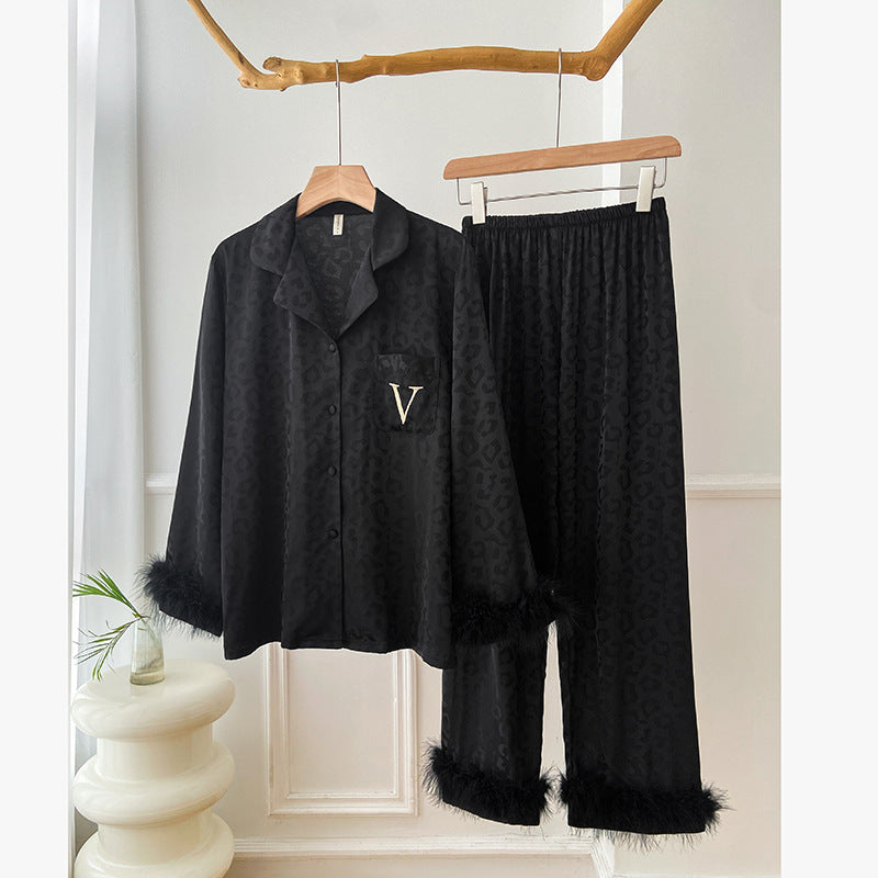 Pyjama à bordure en plumes