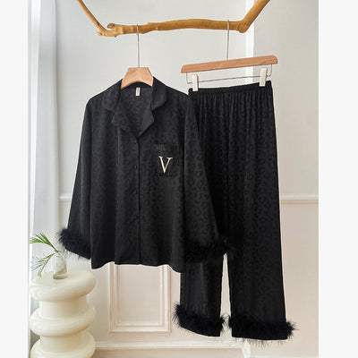 Pyjama à bordure en plumes